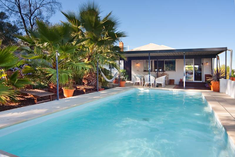 STUNNING & CONTEMPORARY Picture 2