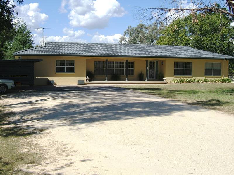 IMMACULATE HOME ON 2.5 ACRES Picture 1