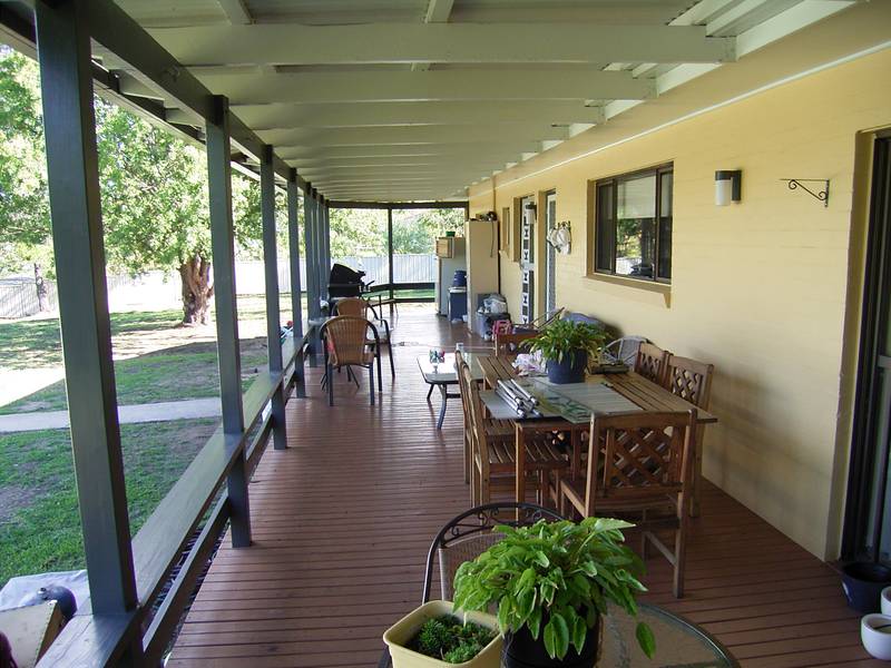 IMMACULATE HOME ON 2.5 ACRES Picture 2