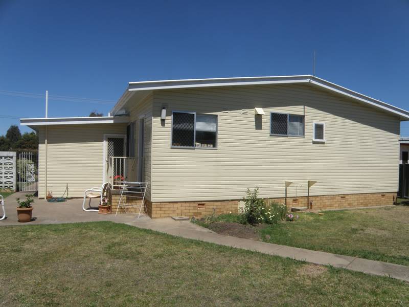 WELL MAINTAINED HOME Picture 3