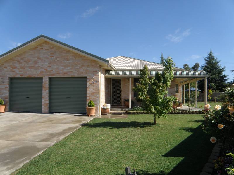 BEAUTIFUL FAMILY HOME!! Picture 1