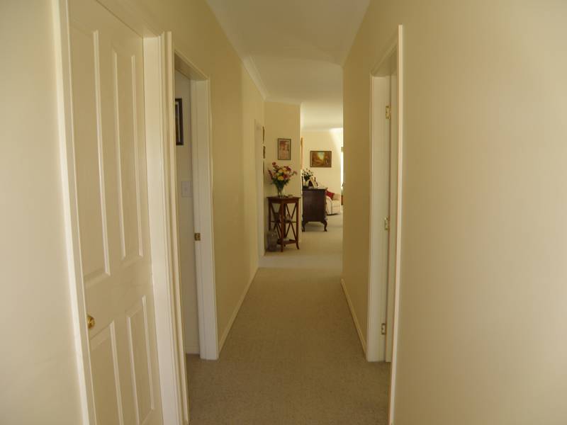 BEAUTIFUL FAMILY HOME!! Picture 2