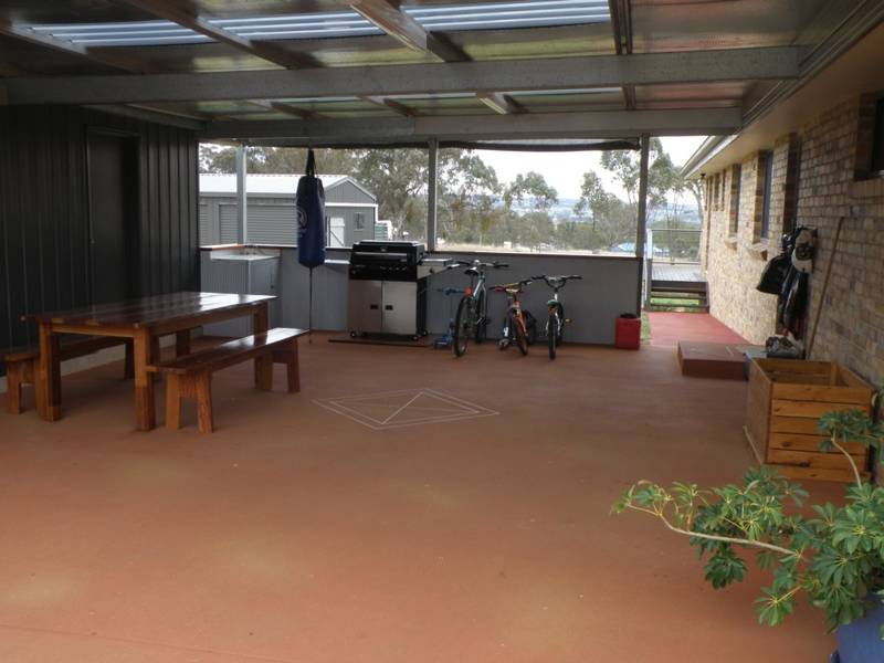 FAMILY HOME OUT OF TOWN Picture 2