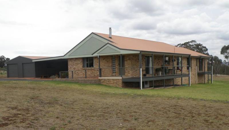 FAMILY HOME OUT OF TOWN Picture 1