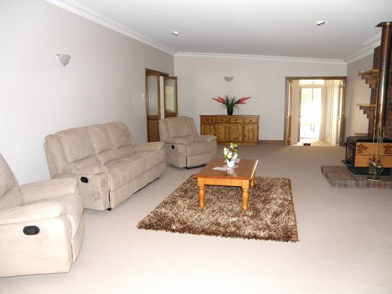 ROOM FOR THE LARGEST OF FAMILIES Picture 2