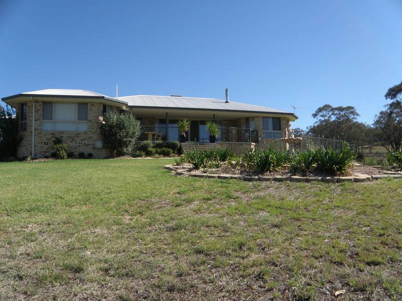 Moden home on acerage Picture 2