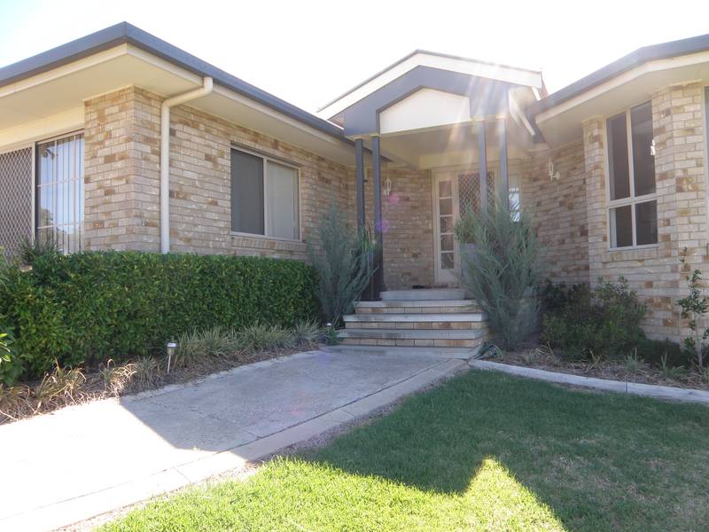 Moden home on acerage Picture 1