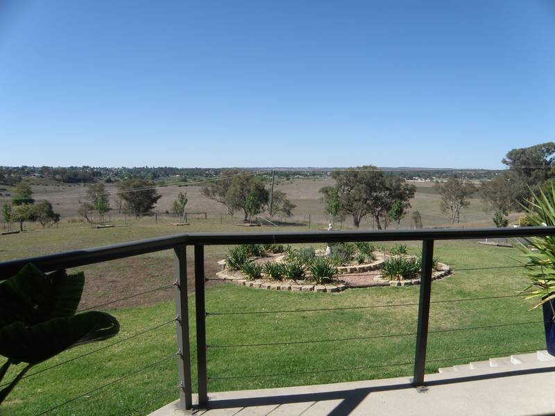 Moden home on acerage Picture 3