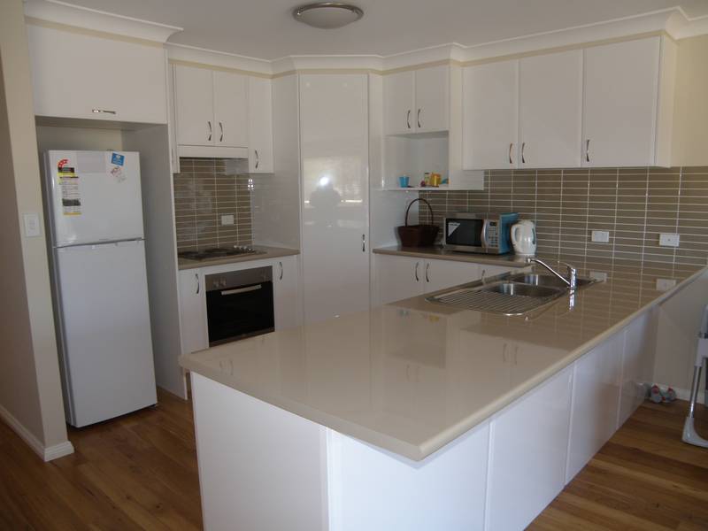 LUXURY TOWNHOUSE!! Picture 1