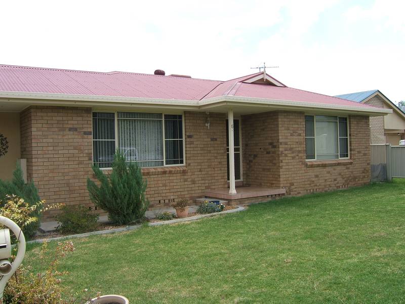 4 bedroom brick home in good area Picture 1