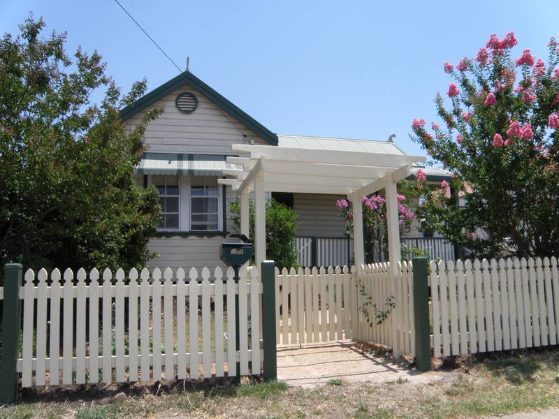 TIDY 1ST HOME AND STROLL TO CBD!! Picture 1