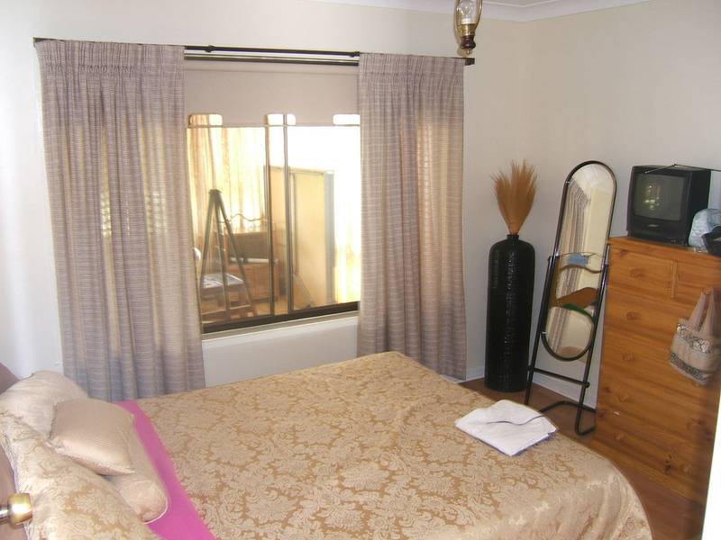 BRICK HOUSE IN QUIET ROSS HILL ST Picture 3