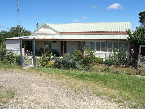 VENDORS WANT IT SOLD! Picture 1