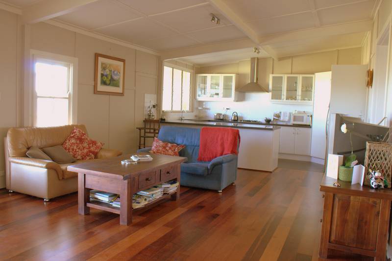 ELEGANT HISTORIC COUNTRY HOMESTEAD Picture 3