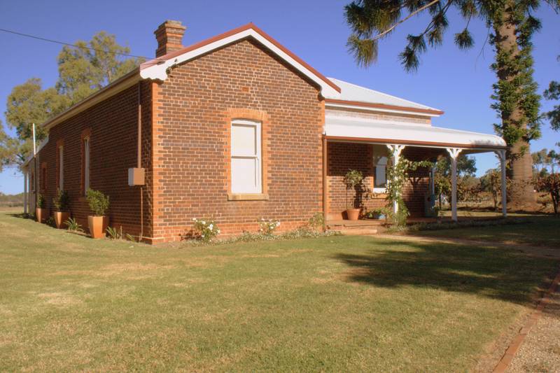 ELEGANT HISTORIC COUNTRY HOMESTEAD Picture 1