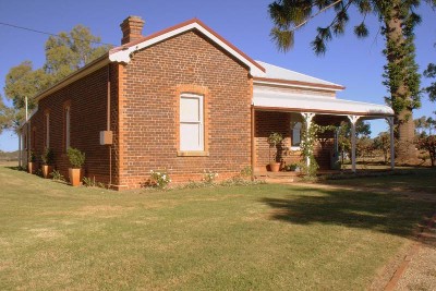 ELEGANT HISTORIC COUNTRY HOMESTEAD Picture