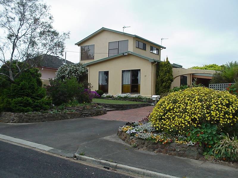 Fantastic Entertainment Areas Around The Pool Picture 2