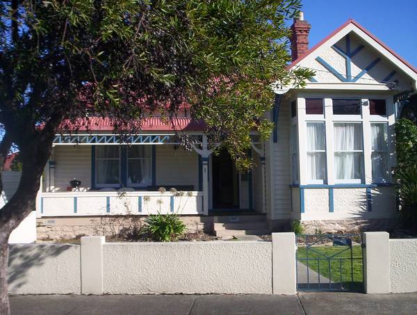 Perfect Location! Picture 1