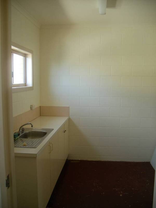 SHOP FOR LEASE OR SALE Picture 3