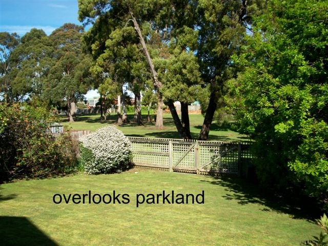 Overlooking Parkland in Miandetta Picture 2