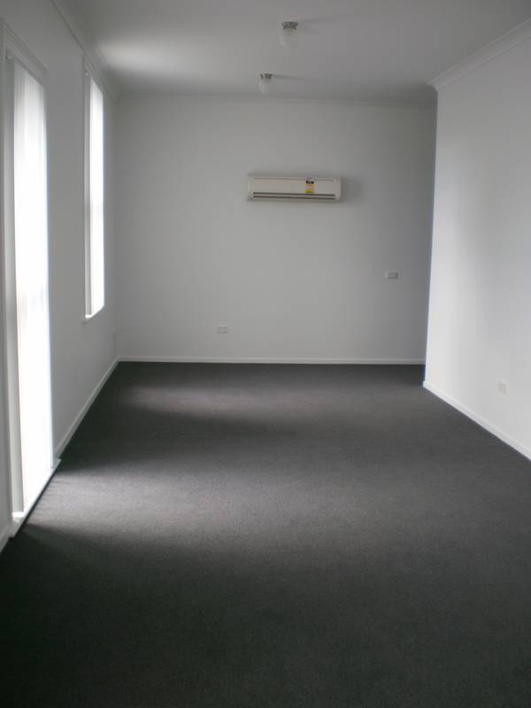 Large Modern Executive Townhouse Picture 2