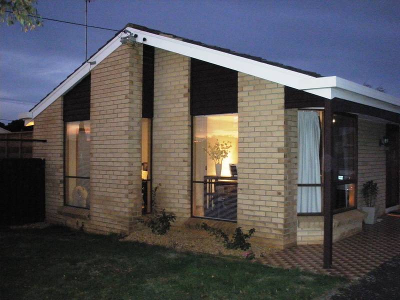 TASTEFULLY PRESENTED INVESTMENT UNIT!! Picture 1