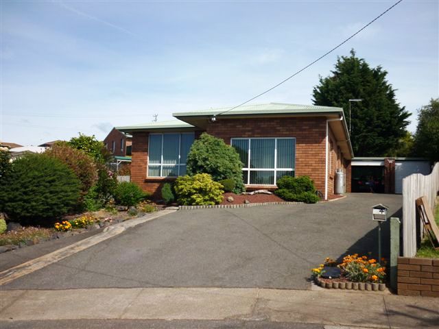 3 Large Bedrooms and a Rumpus Room in a quiet court. Picture 1