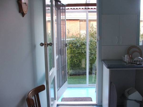 A Stand Alone Unit in a Fantastic Location Picture 3