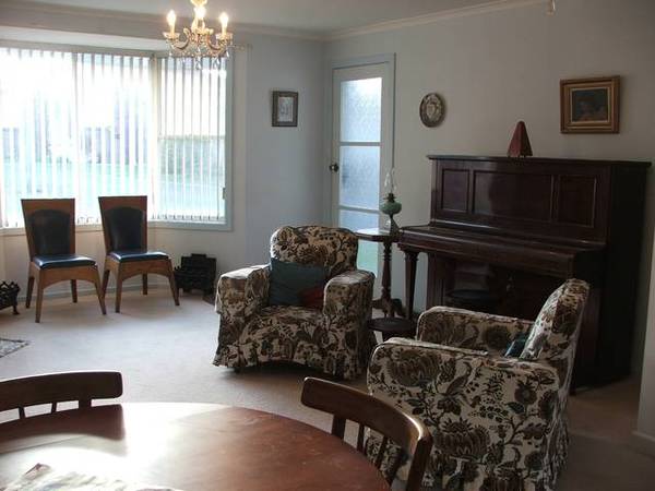 A Stand Alone Unit in a Fantastic Location Picture 2