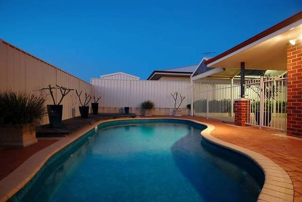 POOL, PARK & PERFECT PRESENTATION Picture