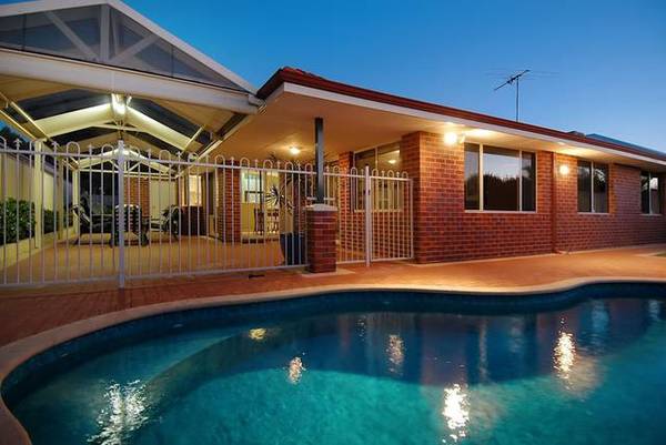 POOL, PARK & PERFECT PRESENTATION Picture