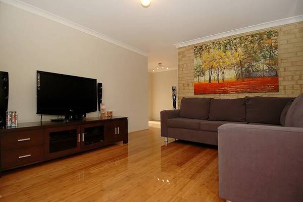 Classy Reno at a Reasonable Price!! Picture 3