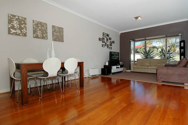 SIMPLY STUNNING! Picture 2