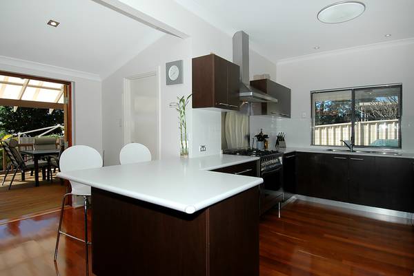 SIMPLY STUNNING! Picture 1