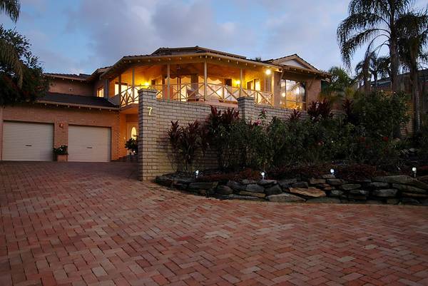 Majestic Lakeside Living Picture