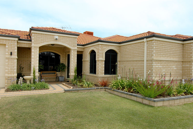 STYLE & SUBSTANCE IN REGENT WATERS! Picture 2