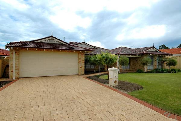 KEEP COOL! BELOW GROUND POOL! Picture