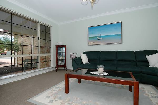 KEEP COOL! BELOW GROUND POOL! Picture