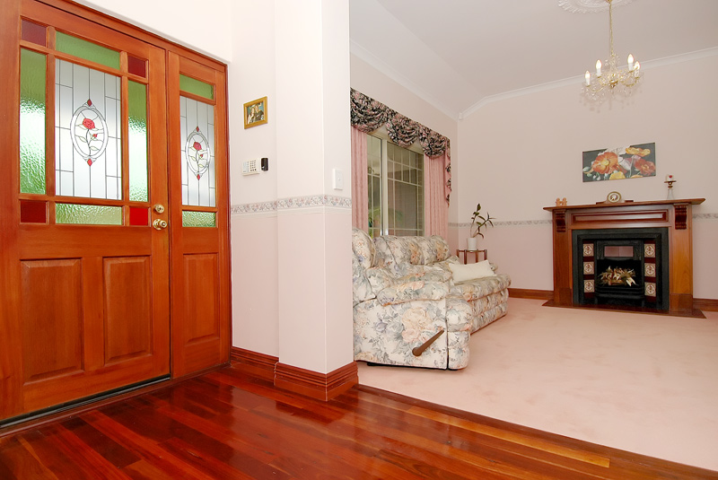 TAKE ANOTHER LOOK AT THIS REGENT WATERS STUNNER! Picture 3