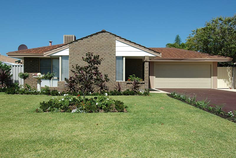 A Clever Disguise! As New 4/5 Bed + Pool! Picture 1