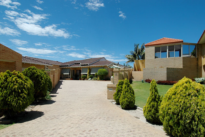 DELUXE DUPLEX!! Picture 3