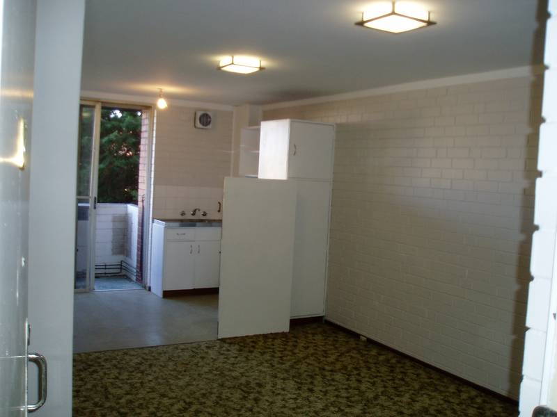 CLOSE TO CBD, TRANSPORT, SHOPS & CAFE STRIP! Picture