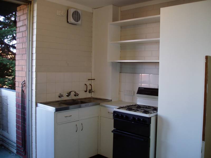 CLOSE TO CBD, TRANSPORT, SHOPS & CAFE STRIP! Picture