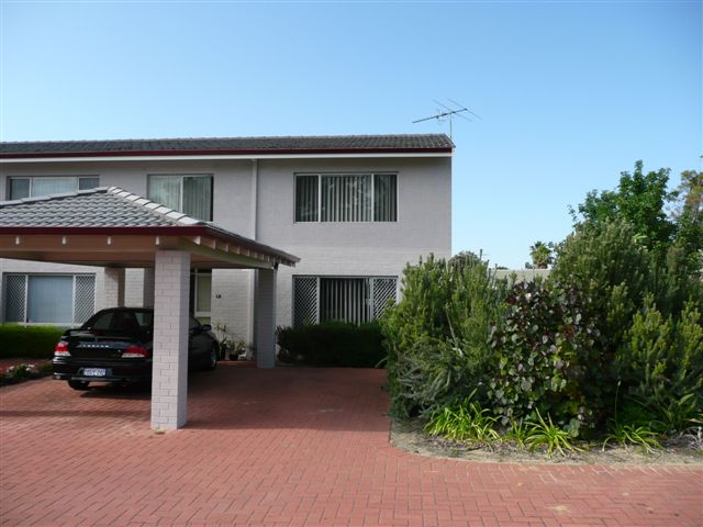 IMMACULATE TOWNHOUSE IN SECURE COMPLEX Picture 3