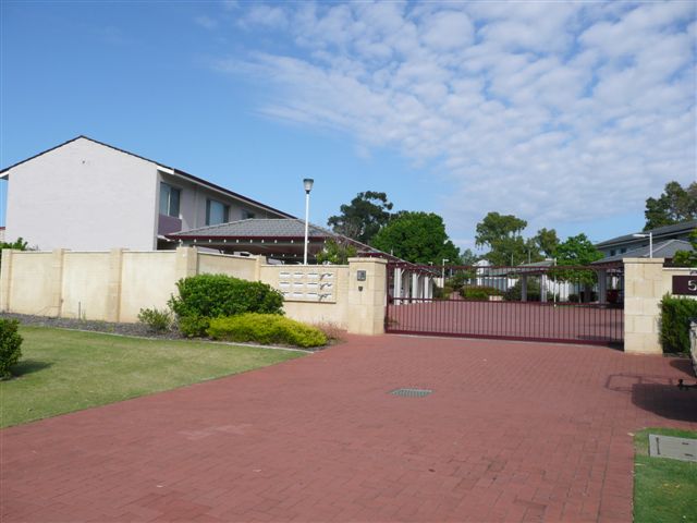 IMMACULATE TOWNHOUSE IN SECURE COMPLEX Picture 1