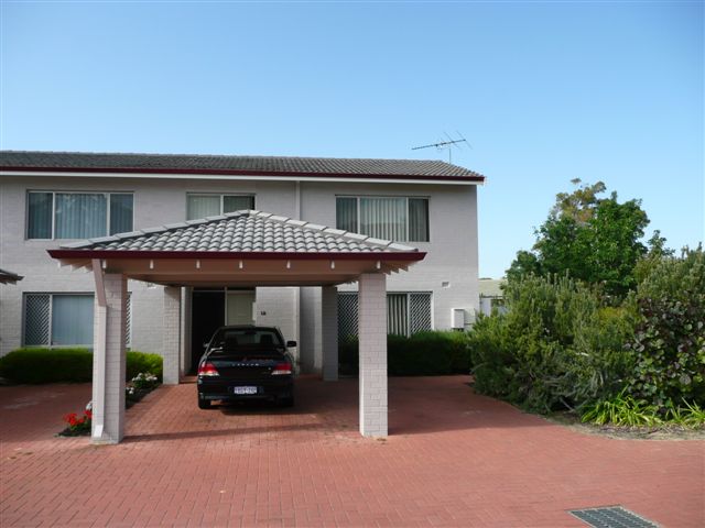 IMMACULATE TOWNHOUSE IN SECURE COMPLEX Picture 2