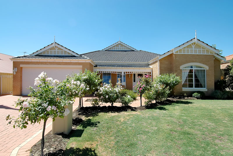 QUALITY ABOVE & BEYOND!! REGENT WATERS ESTATE Picture 2