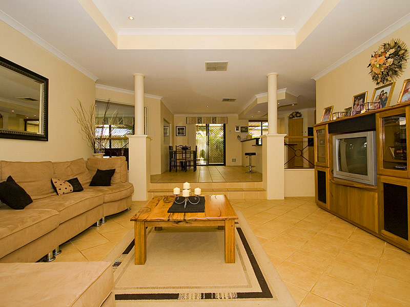 SUPERB SWIMMING POOL AND BALI GAZEBO!! Picture 2