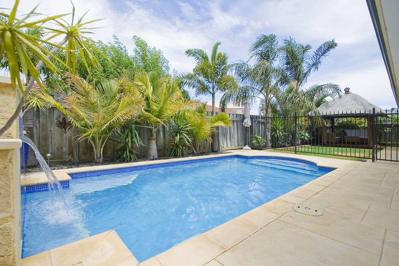 SUPERB SWIMMING POOL AND BALI GAZEBO!! Picture 1