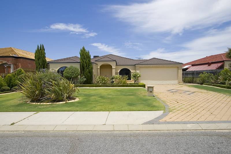 SUPERB SWIMMING POOL AND BALI GAZEBO!! Picture 3